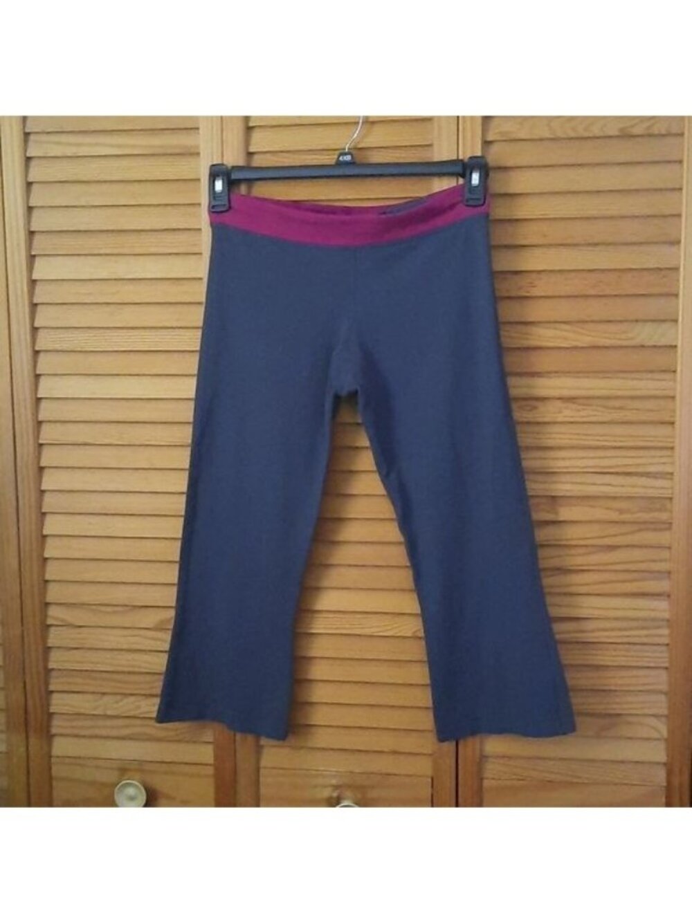 Lululemon Dark Grey & Fushia Legging Capri Back Slit Legs Size 6